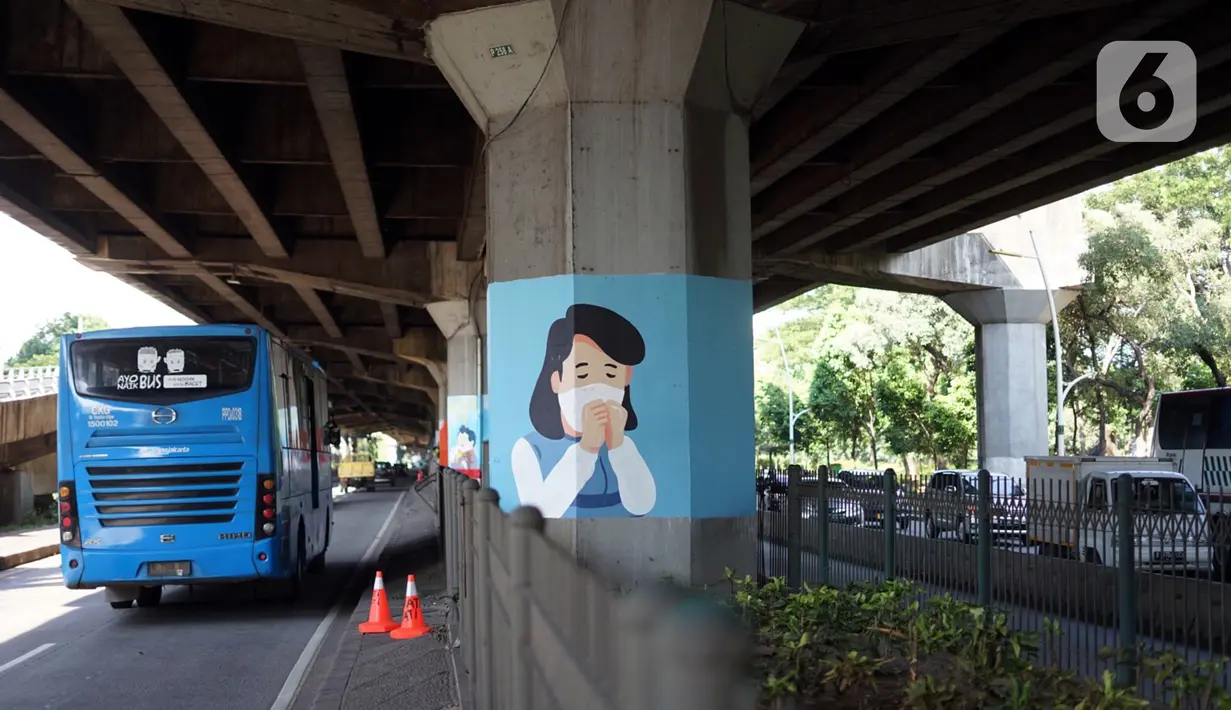 Mural bertema Covid-19 menghiasi pilar Jalan Tol Ir. Wiyoto Wiyono di kawasan Cempaka Putih, Jakarta, Rabu (2/12/2020). Pembuatan mural pada 100 pilar tersebut bertujuan untuk menghiasi kolong tol agar lebih berwarna. (Liputan6.com/Immanuel Antonius)