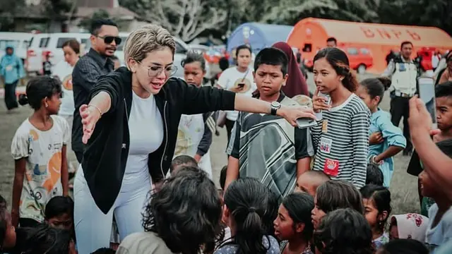 6 Momen Nikita Mirzani Kunjungi Korban Gempa di Ambon