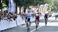 Pembalap asal Australia Ryan Cavanagh, dari Kinan Racing Team Jepang memenangi etape pertama Tour de Banyuwangi Ijen (TdBI) 2024. (Istimewa)