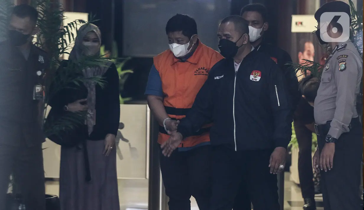 Direktur PT Tabi Bangun Papua (PT TBP), Rijatono Lakka memakai rompi oranye usai menjalani pemeriksaan di Gedung Merah Putih KPK, Jakarta, Kamis (5/1/2022). KPK menahan Rijatono Lakka yang merupakan tersangka penyuap Gubernur Papua, Lukas Enembe. (Liputan6.com/Johan Tallo)