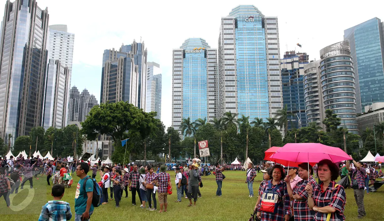 Pendukung Ahok - Djarot saat menyaksikan para musisi bernyanyi pada konser gue 2 di Jakarta, Sabtu (4/2). Sejumlah musisi papan atas Indonesia mendukung pasangan calon nomer 2 Ahok - Djarot pada Pilkada DKI Jakarta. (Liputan6.com/Johan Tallo)