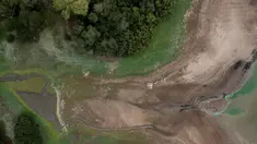Foto udara menunjukkan tingkat air yang rendah di Waduk Bough Beech di Kent (23/8/2022). Pemerintah Inggris secara resmi menyatakan kekeringan di sebagian besar Inggris awal bulan ini, setelah berbulan-bulan mencatat rekor curah hujan rendah dan suhu tinggi yang belum pernah terjadi sebelumnya dalam beberapa pekan terakhir. (AFP/Ben STANSALL)