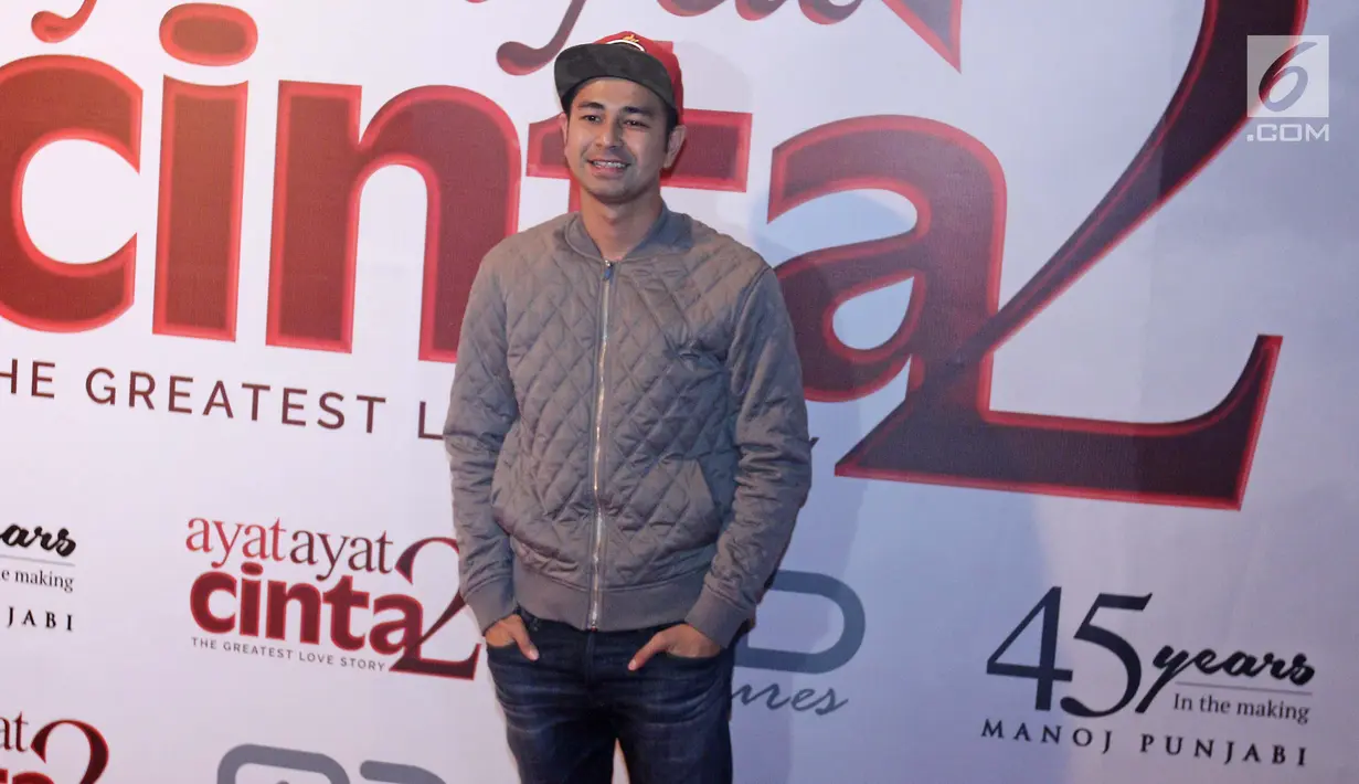 Aktor Raffi Ahmad berpose untuk difoto saat menghadiri gala premiere film Ayat Ayat Cinta 2 di Jakarta, Kamis (07/12). (Liputan6.com/Herman Zakharia)