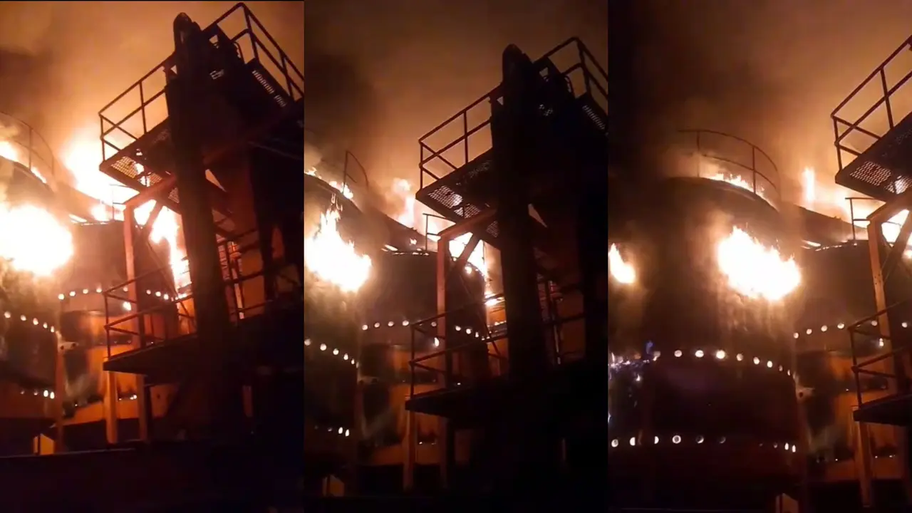 Tangkapan layar video amatir api melalap pabrik pengolahan kernel di Bandar Lampung. Foto : (Istimewa).