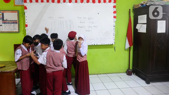 Tanpa Guru, Pembelajaran SDN Pondok Cina 1 Belajar Dibimbing Orang Tua Siswa
