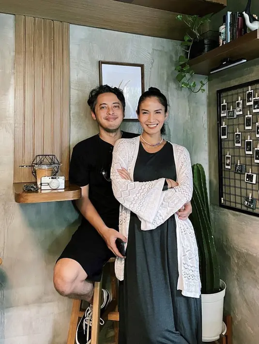Bersama sang kekasih, pemeran Badarawuhi di film KKN di Desa Penari tersebut tampil dengan dress hitam dipadukan outer putihnya. Lengkap mengenakan aksesori kalung. @owliasarah