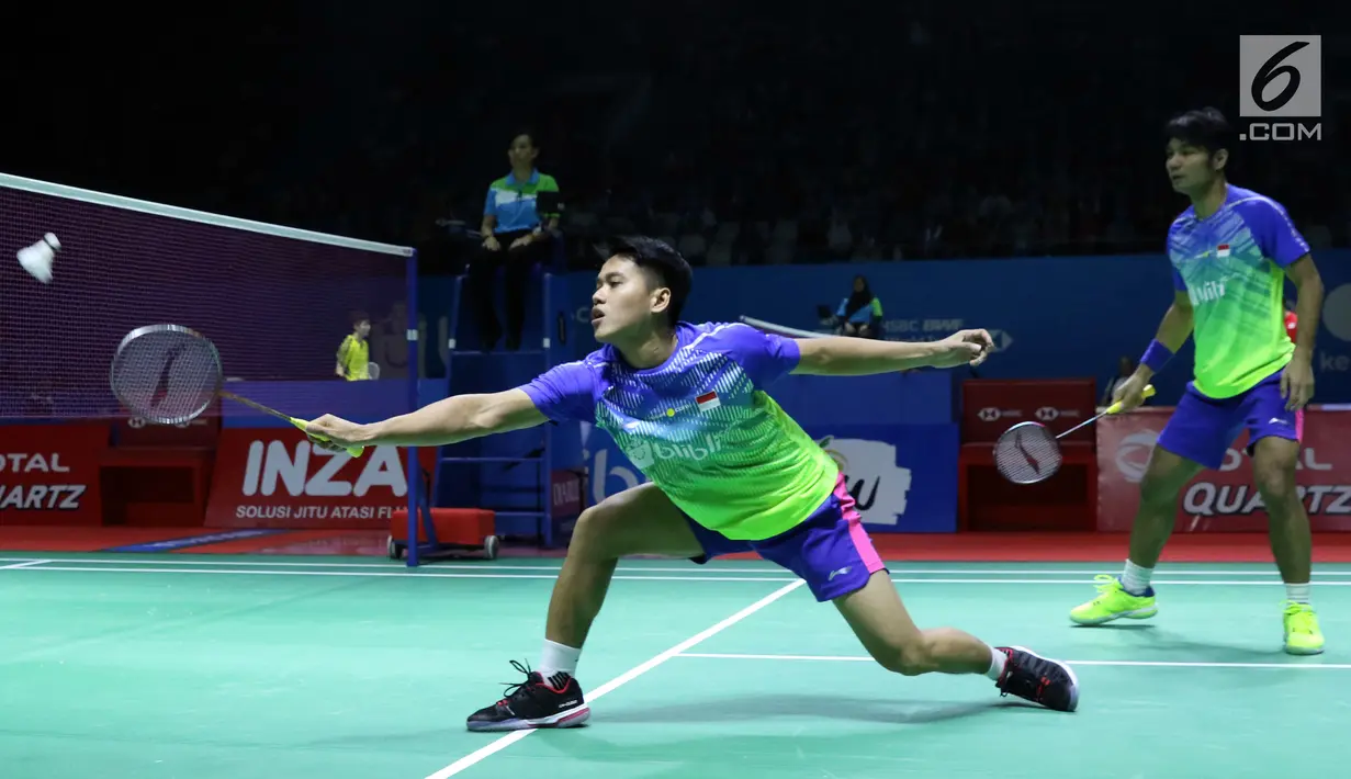 Ganda Putra Indonesia, Berry Angriawan/Hardianto mengembalikan kok ke arah pebulutangkis China, Chengkai Han/Haodong Zhou pada Indonesia Open 2018 di Istora GBK Jakarta, (3/7). Angriawan Berry/Hardianto unggul. (Liputan6.com/Helmi Fithriansyah)