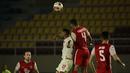 Pemain PSM Makassar Patrich Wanggai (kedua dari kiri) berebut bola di udara dengan pemain Persija Jakarta, Yann Motta dalam laga leg kedua semifinal Piala Menpora 2021 di Stadion Manahan, Solo, Minggu (18/4/2021). (Bola.com/Ikhwan Yanuar)