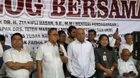 Menteri Perdagangan (Mendag) Zulkifli Hasan bersama Menteri Koperasi dan UKM Teten Masduki dan anggota DPR RI Komisi VII Adian Yunus Yusak Napitupulu, melakukan peninjauan aktivitas pedagang di Pasar Senen Blok III sekaligus berdialog bersama pedagang pasar trifthing (pakaian impor bekas) dari berbagai kota, di Pasar Senen, Jakarta, Kamis (30/3/2023).