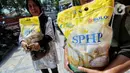 Sebagai upaya menekan kenaikan harga beras, pemerintah telah menugaskan Perum Bulog untuk  menyalurkan beras SPHP dengan harga jual sesuai Harga Eceran Tertinggi (HET) di tingkat  konsumen. (Liputan6.com/Angga Yuniar)