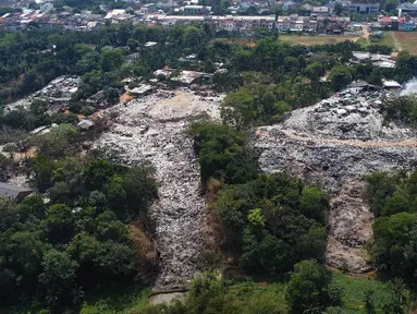 Foto udara memperlihatkan kondisi lokasi Tempat Pembuangan Akhir (TPA) sampah liar di kawasan Cinere, Depok, Jawa Barat, Jumat (6/9/2024). (merdeka.com/Arie Basuki)