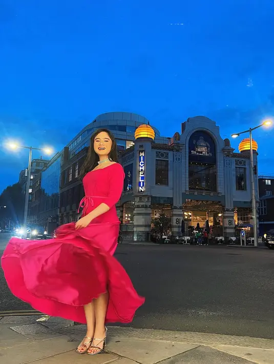 Hadiri acara Henna Night, Tissa tampil elegan dengan maxi dress berwarna fuschia. . [Instagram/tissabiani]