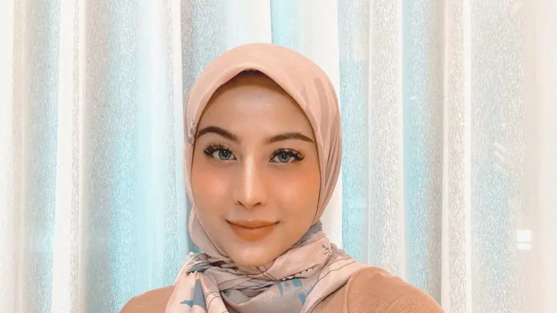 Potret Awkarin kenakan hijab