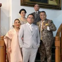 Sementara itu, Hotman mengenakan setelan jas coklat bermotif lengkap dengan inner kemeja putih, dasi dan sapu tangan keemasan. Serasi dengan sepatu emasnya. [@myrnamyura]