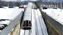 Kereta yang tertutupi salju di Washington,  Amerika Serikat (26/1/16). Badai ini menyebabkan kerugian miliaran dan menewaskan lebih dari 30 orang. (REUTERS/Gary Cameron)