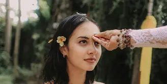 Artis cantik Aureli Moeremans baru saja membagikan momen menjalani ritual melukat. Dalam keterangan fotonya, Aurelie juga menegaskan terkait agama yang dianutnya. Berikut beberapa potretnya. [Instagram/aurelie]