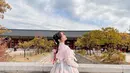 Bak putri era kerajaan Joseon, Fuji terlihat begitu menawan dalam balutan hanbok saat berpose di istana gyeongbok. [@fuji_an]