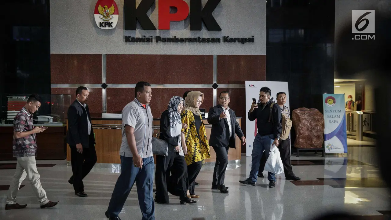 Istri Setya Novanto Usai Diperiksa KPK