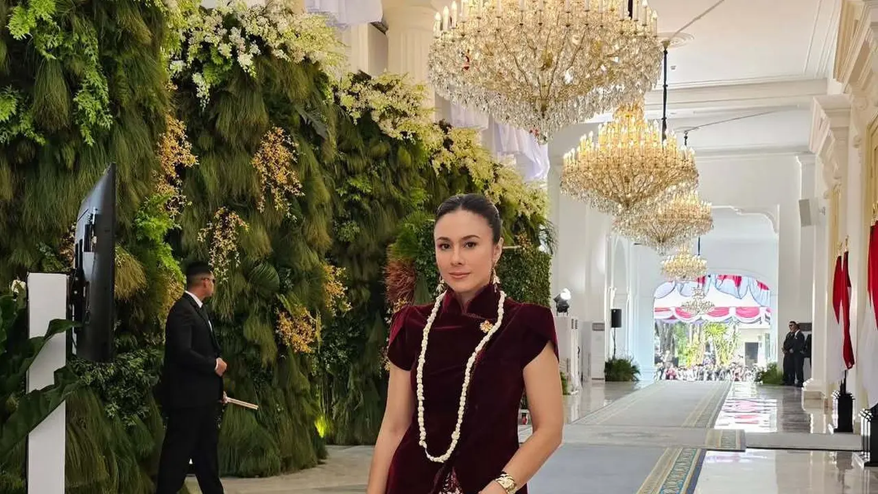 Wulan Guritno Tampil Anggun Berkebaya Janggan Modifikasi Lengan Pendek saat Rayakan HUT ke-80 RI