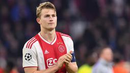 1. Matthijs de Ligt (Juventus) - Mantan bek Ajax ini didatangkan Si Nyonya Tua dengan harga mahal tentu dengan pertimbangan matang. Jiwa kepemimpinan serta kemampuannya membaca serangan lawan dengan tenang menjadi nilai lebihnya. (AFP/Emmanuel Dunand)