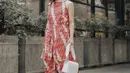 Jessica Mila tampil menarik dengan batik model jumpsuit warna merah, yang memiliki model tanpa lengan high neck. [@jscmila]