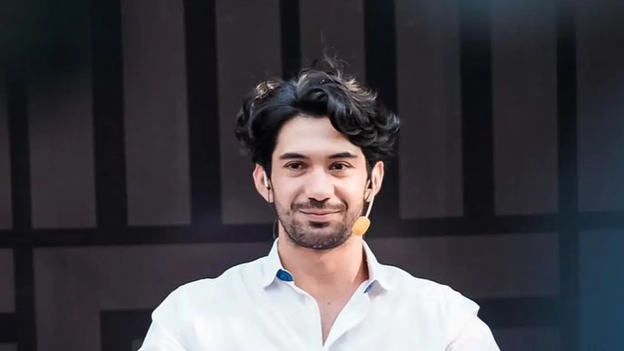 Reza Rahadian. (Foto: Instagram @naziracnoer)