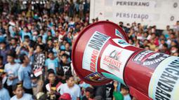 Supporter Perserang menyaksikan laga perdana Piala Kemerdekaan melawan Persidago di Stadion Maulana Yusuf, Serang, Sabtu (15/8/2015). (Bola.com/Vitalis Yogi Trisna)