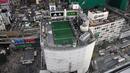 Shibuya memang terkenal dengan persimpangannya yang padat. Namun ada tempat menarik selain Shibuya Crossing, yaitu lapangan futsal yang berada di atap pusat perbelanjaan. (AFP/Toru Yamanaka)