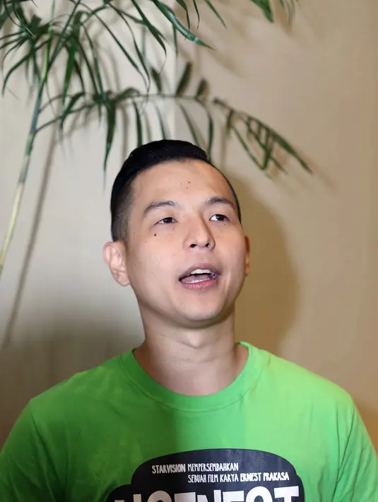 Animo masyarakat terhadap karyanya, membuatnya kembali terpacu untuk kembali membuat karya lebih bagus lagi. Itu terlihat dari setiap nobar (nonton bareng) yang diadakan, masyarakat berduyun-duyun melihat film Ngenest. (Nurwahyunan/Bintang.com)