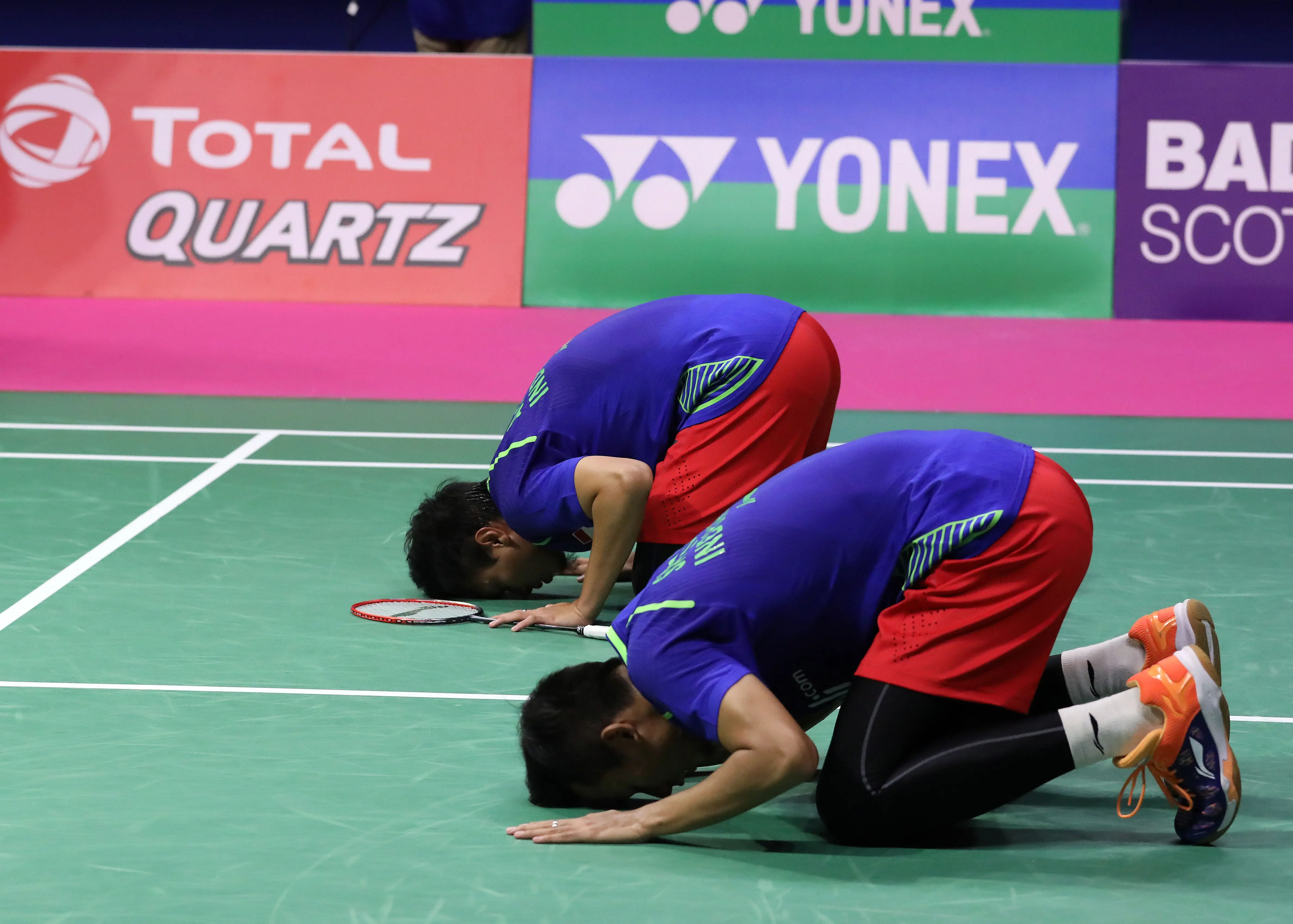 	Ganda putra Indonesia Mohammad Ahsan / Rian Agung Saputro sujud syukur usai lolos ke final Kejuaraan Dunia Bulu Tangkis 2017 di Glasgow, Skotlandia, Sabtu (26/8/2017). (Humas PP PBSI)