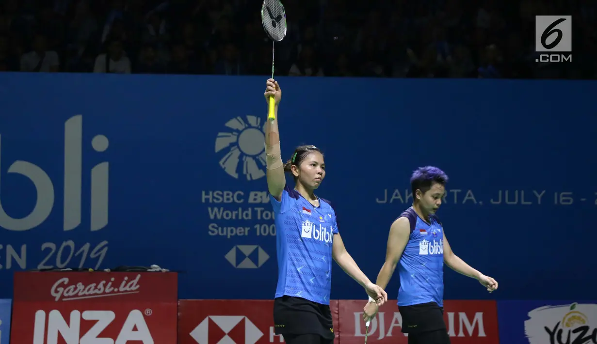 Pebulu tangkis ganda putri Indonesia, Greysia Polii/Apriyani Rahayu saat melawan Kim So Yeong/Kong Hee Yong (Korsel) di babak 16 besar Indonesia Open 2019 di Istora Senayan, Jakarta, Kamis (18/7/2019). Greysia/Apriyani kalah 20-22, 21-18, 13-21. (Liputan6.com/Helmi Fithriansyah)