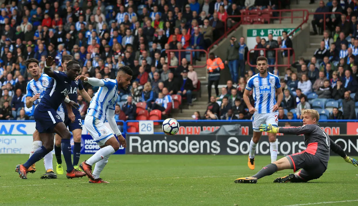 Gelandang Tottenham Hotspur, Moussa Sissoko (2kiri) ikut mencetak satu gol untuk kemenangan timnya atas Huddersfield Town pada pekan ketujuh Premier League di John Smith's stadium, Huddersfield, (30/9/2017). Tottenham menang 4-0. (AFP/Lindsey Parnaby)