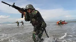 Anggota Pasukan Komando TNI beraksi dengan senjata saat latihan anti-teror di Pantai Kajhu, Banda Aceh, (22/11). (AFP PHOTO/Chaideer Mahyuddin)