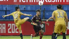 Pemain PSM Makassar Yakob Sayuri (tengah) dijaga dua pemain Bhayangkara Solo FC, Hansamu Yama (kanan) dan Alsan Sanda dalam pertandingan matchday ke-2 Babak Penyisihan Grup B Piala Menpora 2021 di Stadion Kanjuruhan, Malang, Sabtu (27/3/2021). Kedua tim bermain imbang 1-1. (Bola.com/Ikhwan Yanuar)