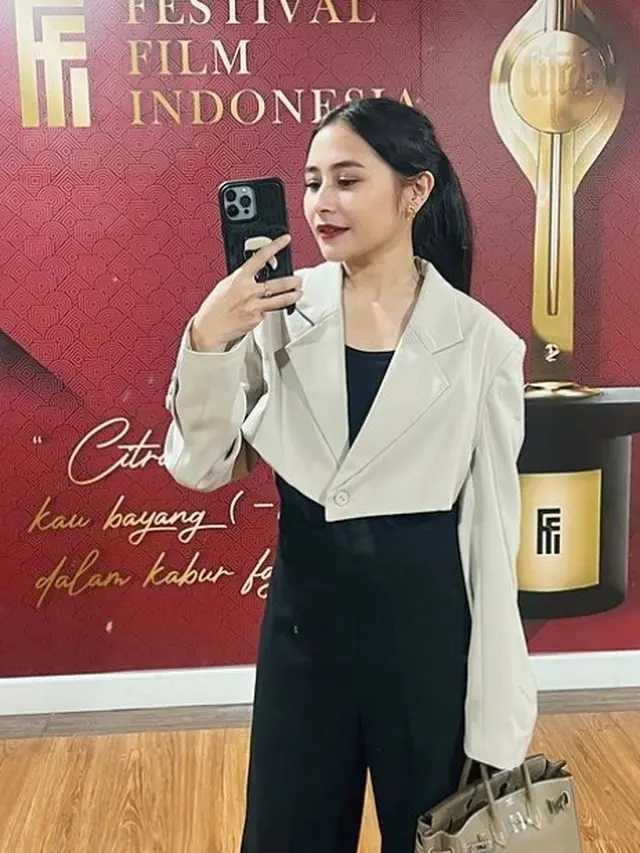 Prilly Latuconsina ala wanita karier (Instagram/prillylatuconsina96)