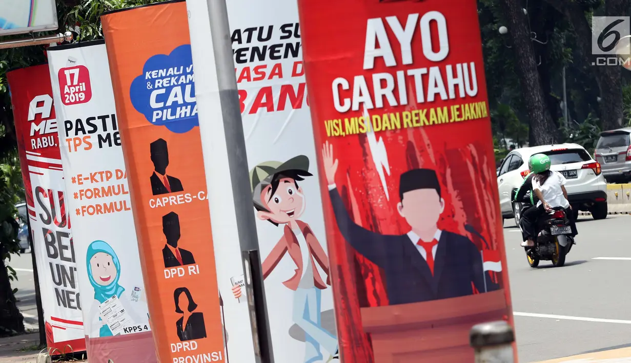 Sosialisasi pelaksanaan Pemilu Serentak 2019 menghiasi trotoar di depan kantor Kemenkominfo di Jalan Medan Merdeka Barat, Jakarta, Selasa (26/2). Pada Pemilu 2019, tingkat partisipasi pemilih ditarget sebesar 77,5 persen. (Liputan6.com/Helmi Fithriansyah)