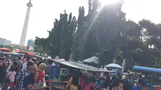 PKL memenuhi akses jalan di sekitar kawasan Monas, Jakarta, Senin (1/1). Kurangnya pengawasan menyebabkan banyak PKL dan parkir liar memenuhi kawasan tersebut sehingga menimbulkan kesemrawutan. (Liputan6.com/Immanuel Antonius)