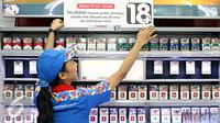 Petugas menempelkan papan peraturan penjualan rokok di gerai Indomaret, Jakarta, Selasa (3/11). Program untuk meningkatkan kesadaran masyarakat akan pelarangan pembelian produk tembakau oleh anak di bawah 18 tahun. (Liputan6.com/Immanuel Antonius)