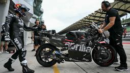 Pembalap Aprilia, Jorge Martin bersiap menunggangi motornya dalam tes pramusim MotoGP 2025 di Sirkuit Sepang, Malaysia, Rabu (05/02/2025). (AFP/ Mohd Rasfan)