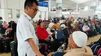 Direktur Bina Umrah dan Haji Khusus (UHK) Kementerian Agama Arfi Hatim meninjau langsung proses pemulangan jemaah haji khusus di Bandara King Abdulaziz, Jeddah. Dok Kemenag