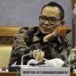 Menteri Tenaga Kerja, Hanif Dhakiri mengikuti rapat kerja dengan Komisi IX DPR di Kompleks Parlemen, Senayan, Jakarta, Kamis (19/11). Rapat tersebut membahas isu-isu terkait permasalahan tenaga kerja di Indonesia.(Liputan6.com/Johan Tallo)