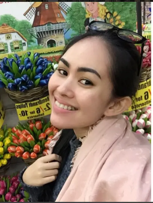 Teror di Paris memang memberikan dampak luar biasa pada dunia. Bagaimana tidak, pembantaian dan peledakan bom di pusat kota telah menewaskan ratusan orang tak bersalah. (Via Instagram/@kartikaputriworld)