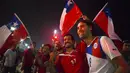 Di pantai Copacabana, Rio de Janeiro, Brasil, (19/6/2014), suporter La Roja (julukan Timnas Chili) merayakan keberhasilan tim asal Amerika Selatan tersebut lolos ke fase knock out. (REUTERS/Marco Bello)
