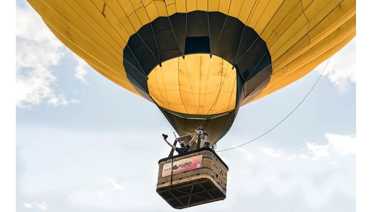 6 Arti Mimpi Naik Balon Udara, Pertanda Percintaan Rumit?