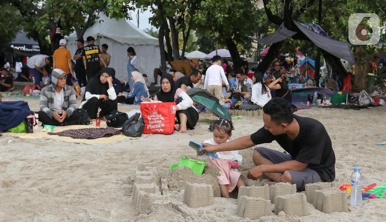 Kawasan wisata Ancol, Jakarta Utara, mulai dipadati pengunjung pada hari kedua Lebaran 2025. (Liputan6.com/Herman Zakharia)