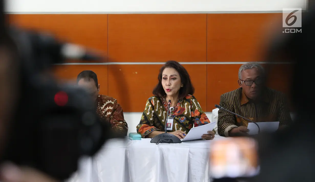 Ketua Pansel KPK Yenti Ganarsih (tengah) memberikan keterangan terkait hasil profile assessment calon pimpinan KPK periode 2019-2023 dalam konferensi pers di Jakarta, Jumat (23/8/2019). Tahapan keempat seleksi calon pimpinan capim KPK telah selesai dan menyisakan 20 nama. (Liputan6.com/Angga Yuniar)