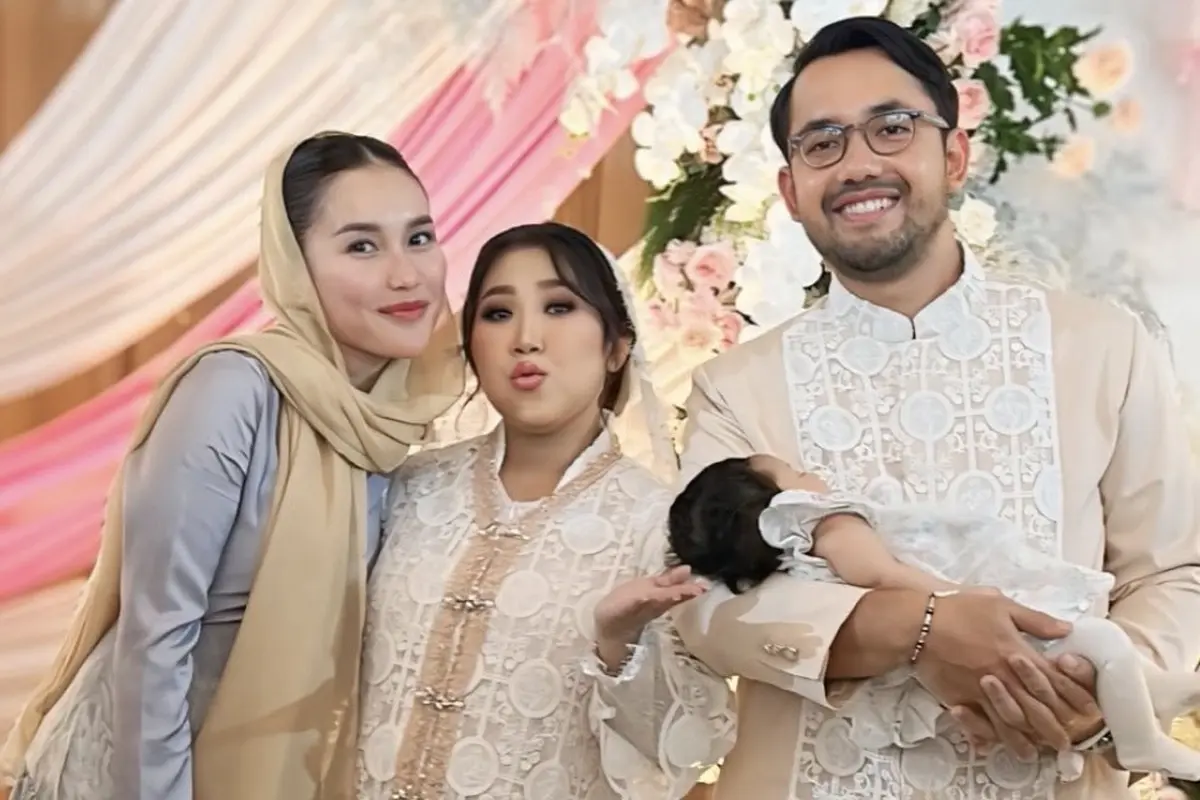 Ayu Ting Ting Dibalut saat Aqiqah Anak Kiky Saputri