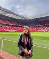 Hal itu juga terlihat dari gaya kompak Cassandra Lee  bersama sang suami, Ryuken Lie saat mengunjungi Old Trafford, stadion ikonik milik Manchester United FC. [@cassandraslee].