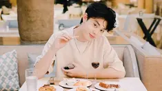 Gaya kasual Gabriel Prince sering terlihat dalam unggahan di akun Instagram. Memakai kaus polos berwarna putih, Prince tampak begitu memesona. (Liputan6.com/IG/@phrrince)