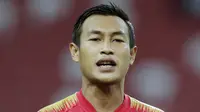 Kapten Indonesia, Hansamu Yama, meneteskan air mata saat menyanyikan lagu kebangsaan sebelum melawan Singapura pada laga Piala AFF 2018 di Stadion Nasional, Singapura, Jumat (9/11). Singapura menang 1-0 atas Indonesia. (Bola.com/M. Iqbal Ichsan)